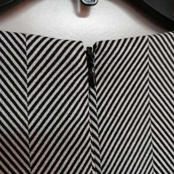 1.STATE Herringbone Print V-neck Shift - Picture 10 of 10